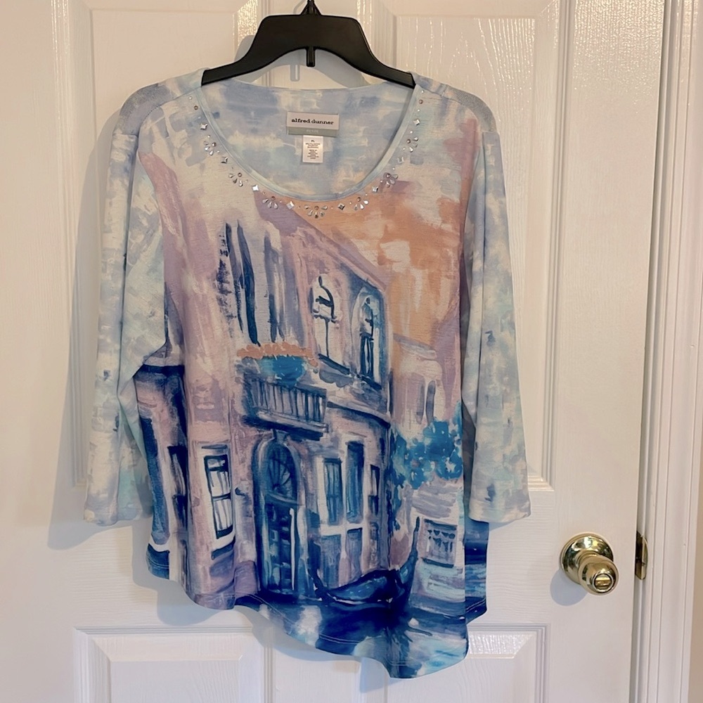 Alfred Dunner Petite Lg Blouse, City Scene w Silver embellishments at neck,EUC